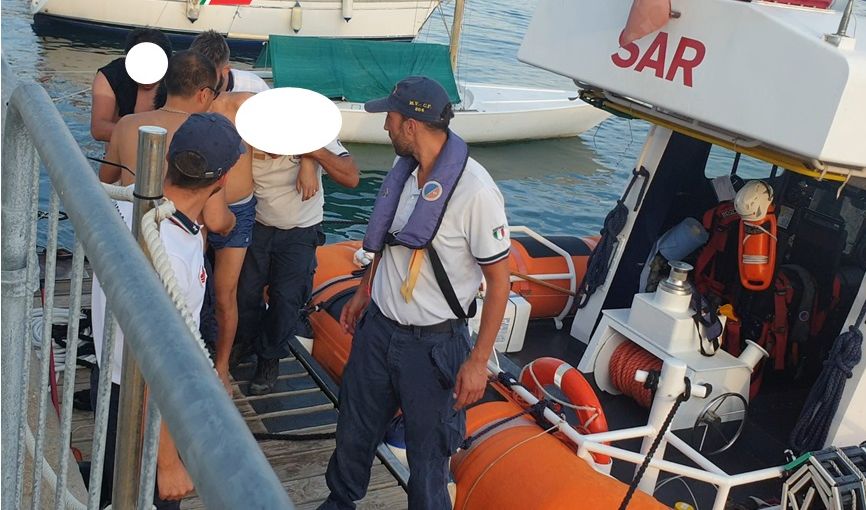 Affonda un’imbarcazione, tre naufraghi al largo di Sanremo