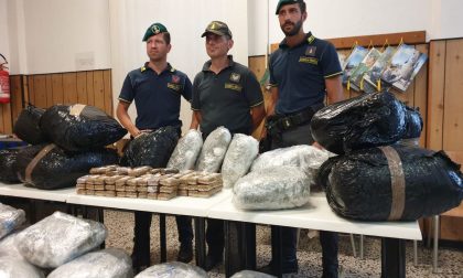 Ventimiglia: Finanza sequestra 84 kg di hascisc e marijuana nascosti... tra i rotoli di erba