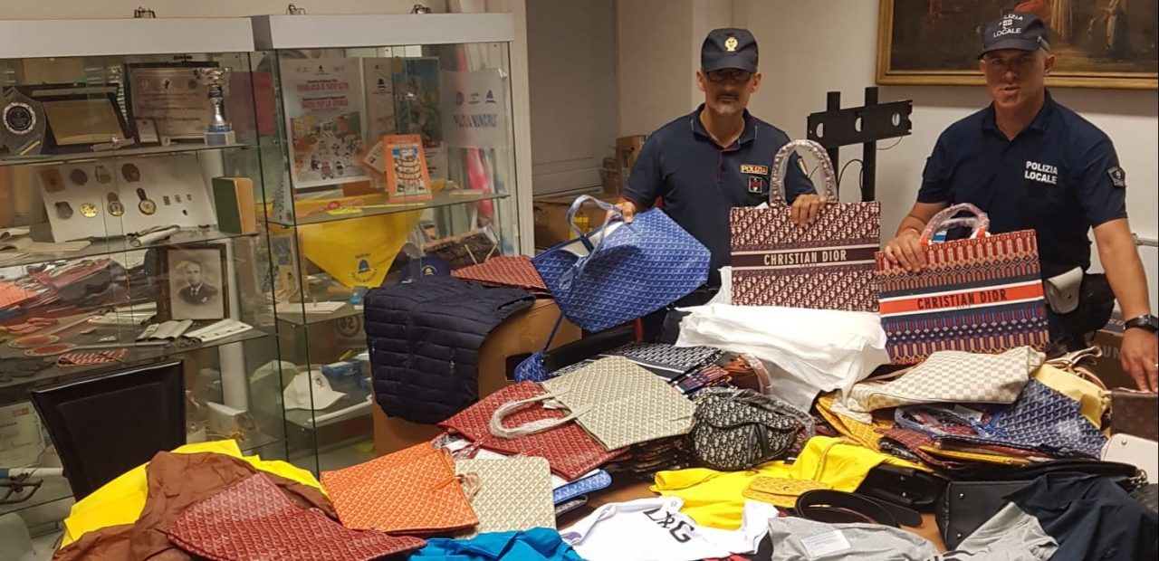 Sequestrati 172 pezzi contraffatti sulla corriera Ventimiglia-Sanremo