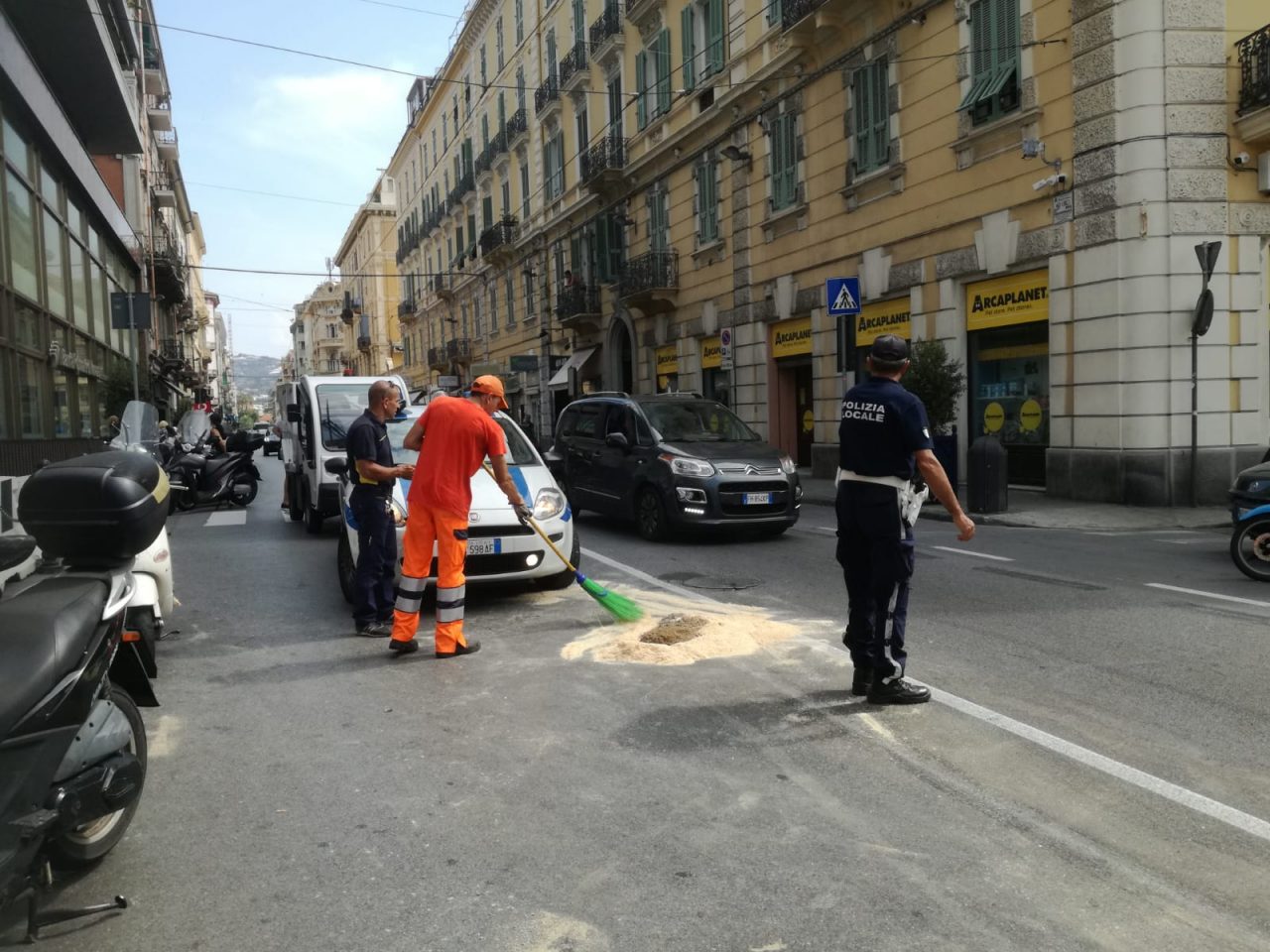 Olio dal tombino, quattro scooteristi cadono in via Roma
