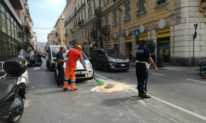 Olio dal tombino, quattro scooteristi cadono in via Roma