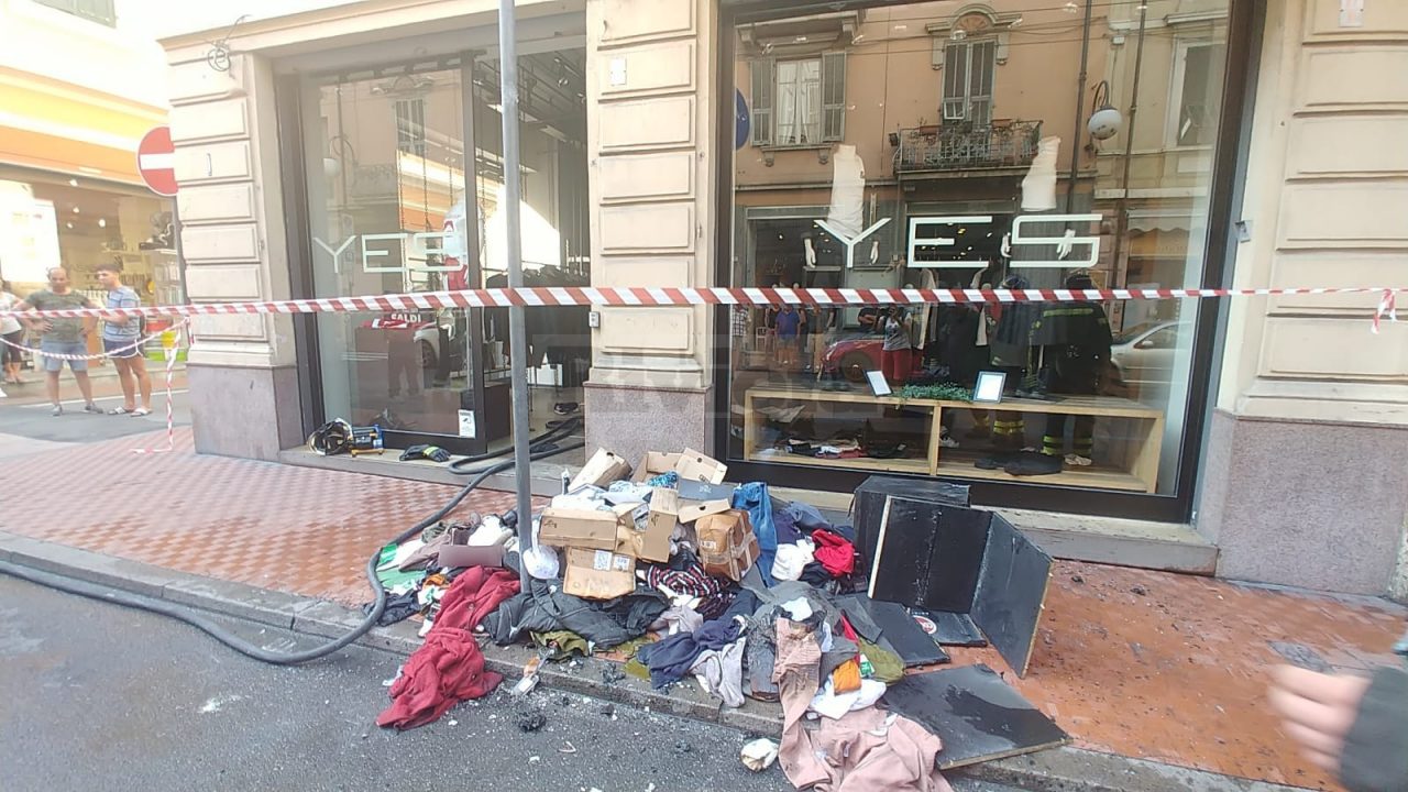 Brucia quadro elettrico, danneggiato negozio di abbigliamento. Video