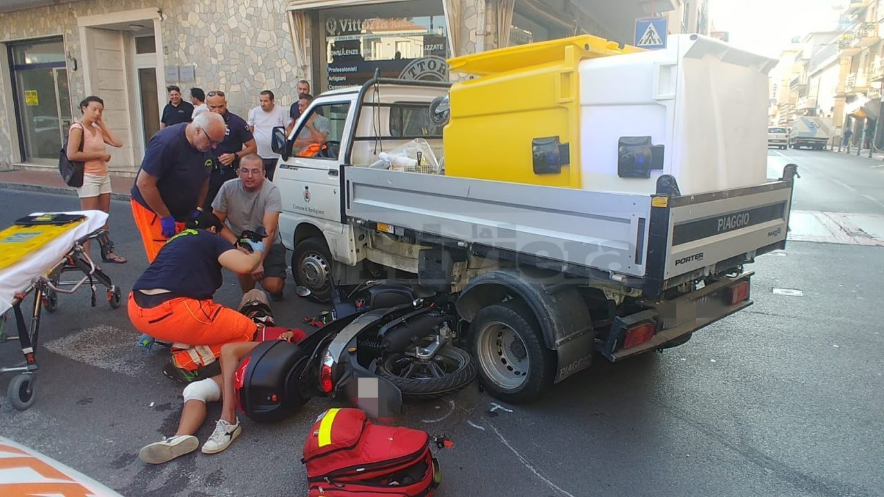 Schianto a Bordighera: ragazza finisce sotto furgoncino del Comune