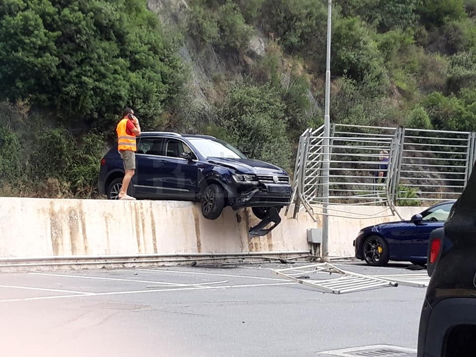 Da non crederci: auto finisce sopra il muro a Imperia
