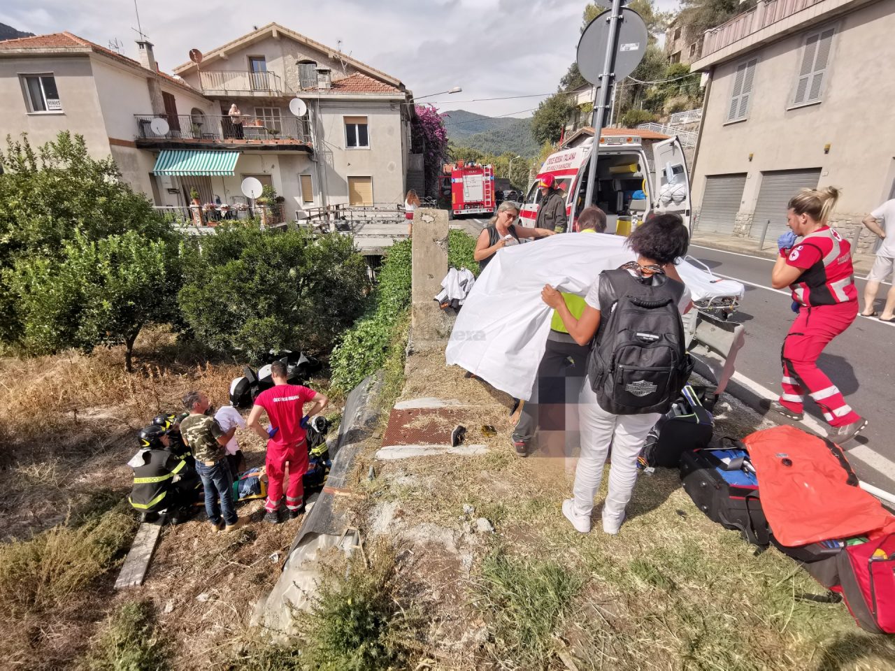 Vola con la moto nella fascia: 2 feriti gravi a Ventimiglia. Foto e Video