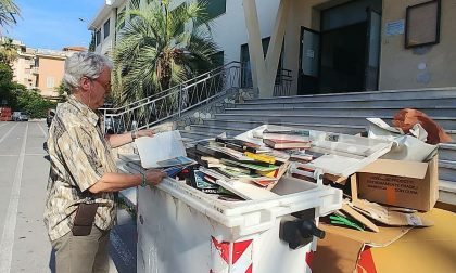 Scuola butta centinaia di libri nei rifiuti: scoppia un caso a Bordighera