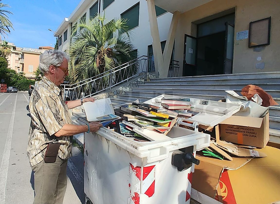 Scuola butta centinaia di libri nei rifiuti: scoppia un caso a Bordighera