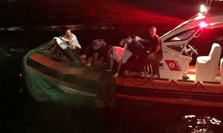 Un 50enne con problemi psichici dà in escandescenze e si getta in mare