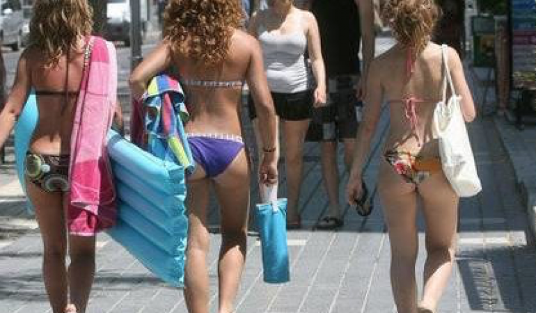 Multa fino a 500 euro a chi gira a torso nudo o in costume a Ospedaletti