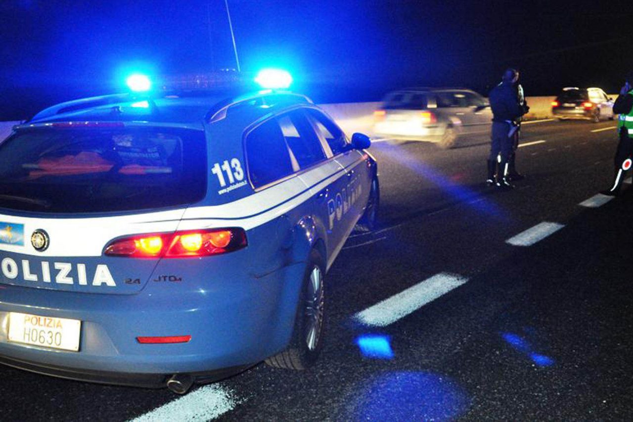 Polizia e vigili del fuoco in autostrada per una gomma forata