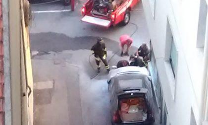Sanremo: principio di incendio a una Mercedes in via Martiri
