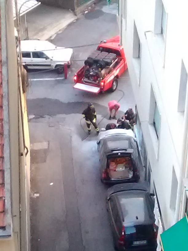 Sanremo: principio di incendio a una Mercedes in via Martiri