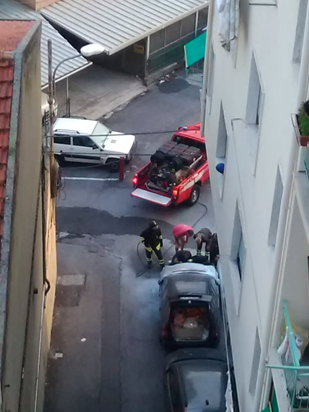 Principio incendio auto Mercedes via Martiri Sanremo_02