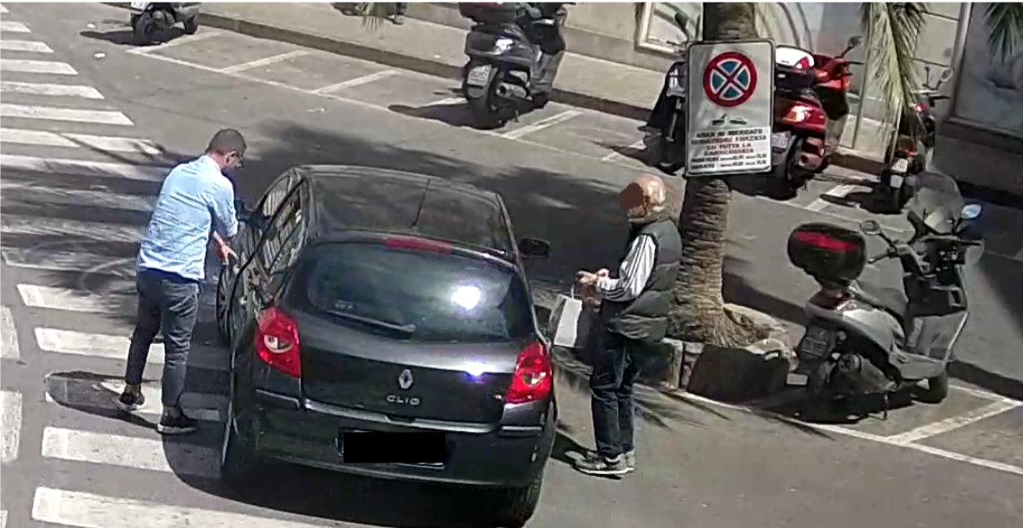 Truffa anziano con il trucco dell’orologio, incastrato delle videocamere