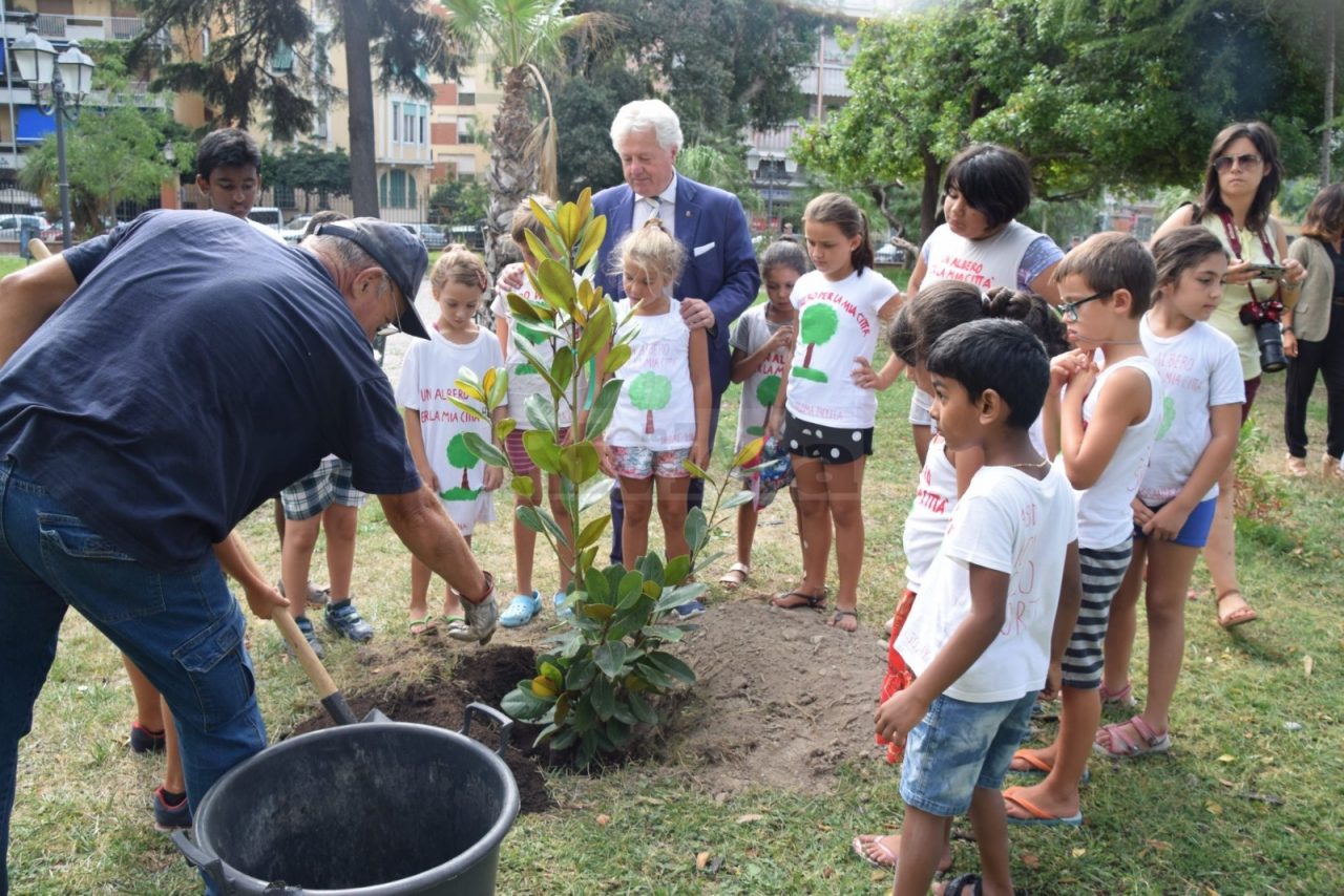 Ventimiglia: prosegue la piantumazione di nuovi alberi