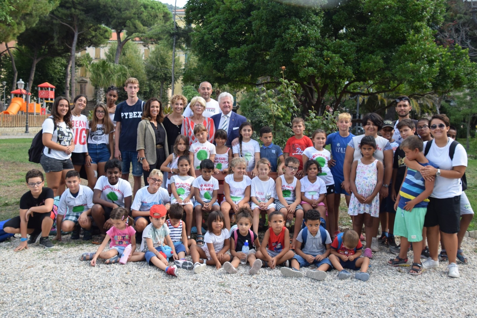 Scuola estiva alunni piantano magnolie giardini pubblici Tommaso Reggio Ventimiglia_02