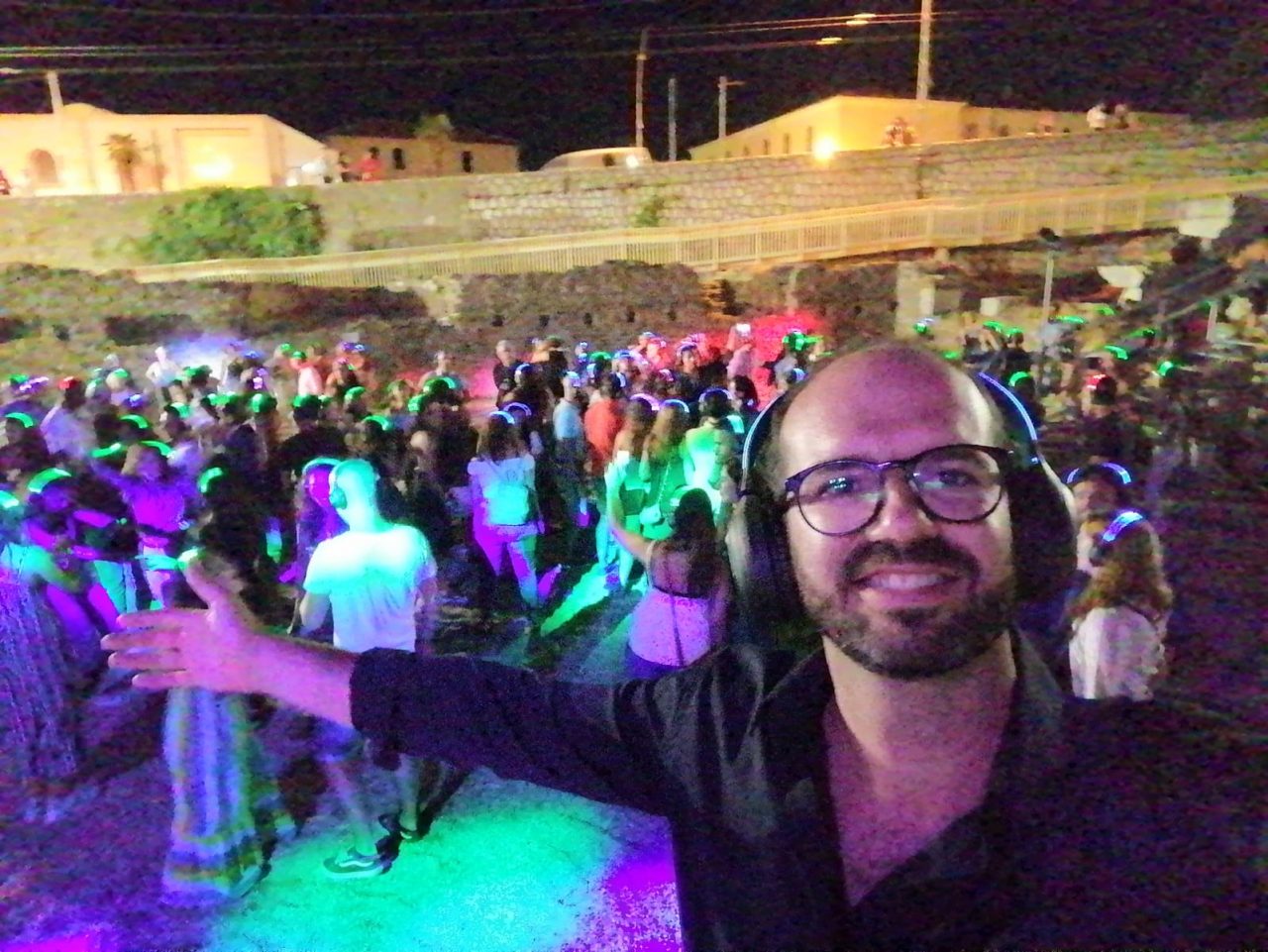 Il fenomeno della silent disco accende le notti in Riviera. Foto e video a Ventimiglia