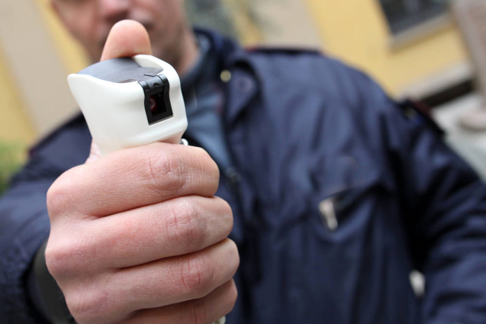 Vigili disarmano uomo armato di coltello grazie allo spray al peperoncino
