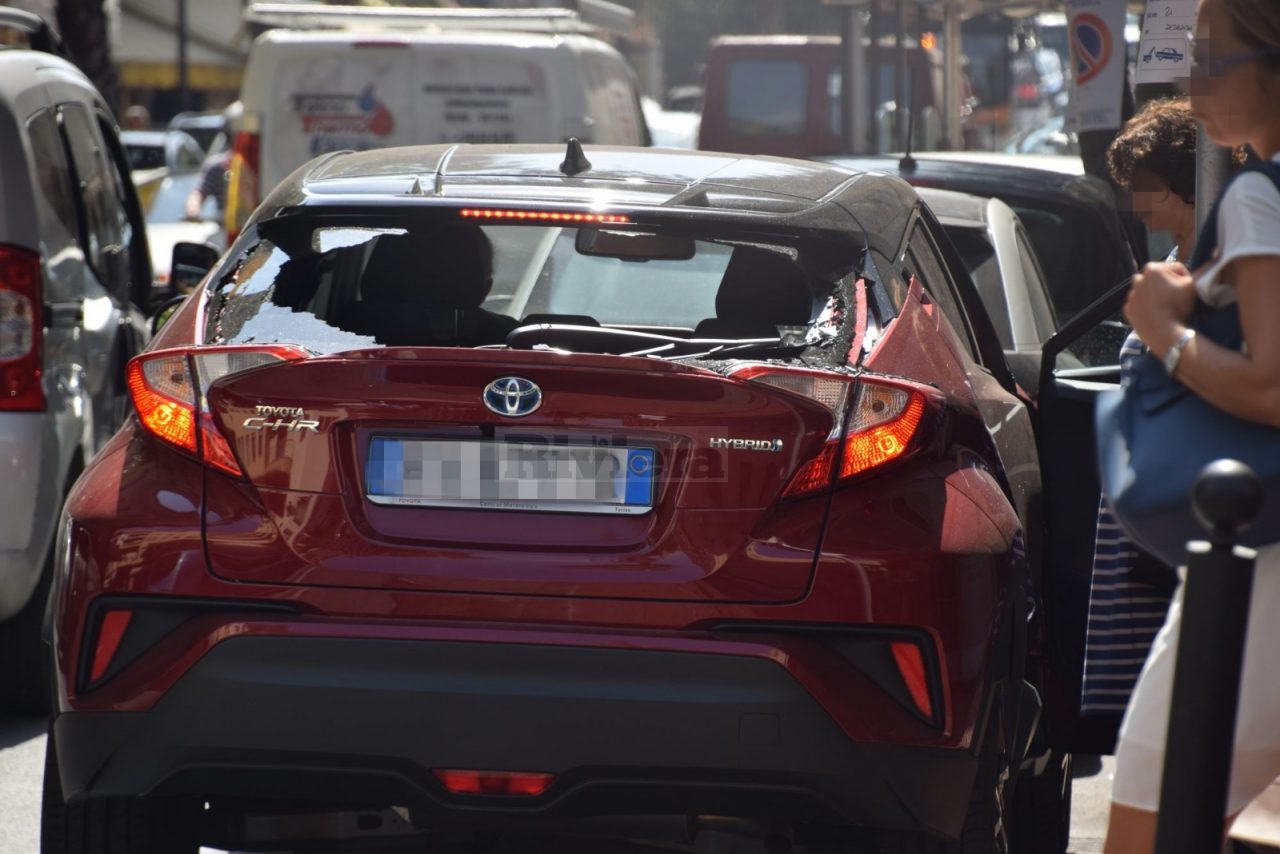 Panico in via Roma: vola un trapano dalla finestra, danneggiata auto