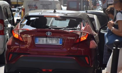 Panico in via Roma: vola un trapano dalla finestra, danneggiata auto