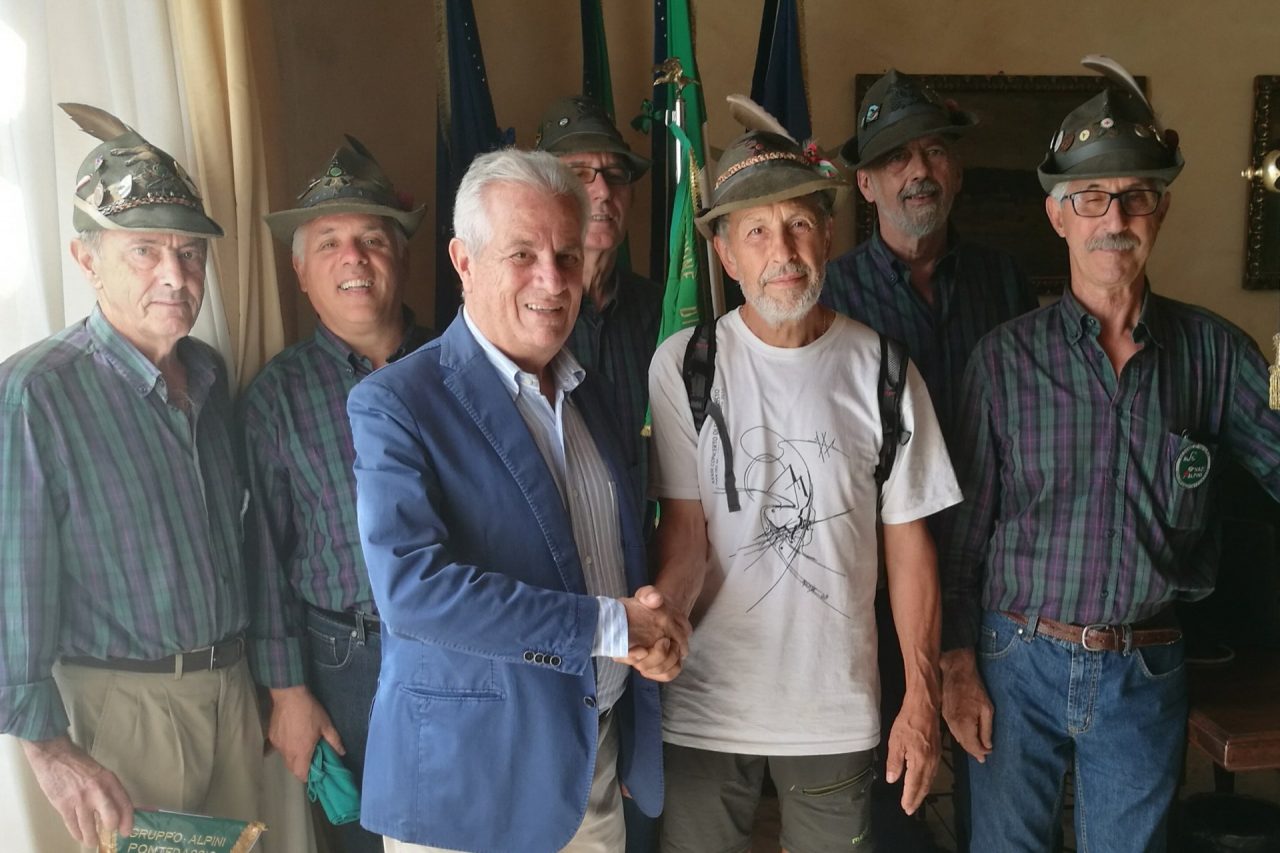 A Imperia l’alpino che sta facendo il giro d’Italia a piedi. Incontro con il Sindaco