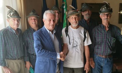 A Imperia l'alpino che sta facendo il giro d'Italia a piedi. Incontro con il Sindaco
