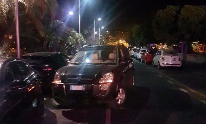 Si schianta contro auto in sosta, abbandona la macchina e fugge a piedi