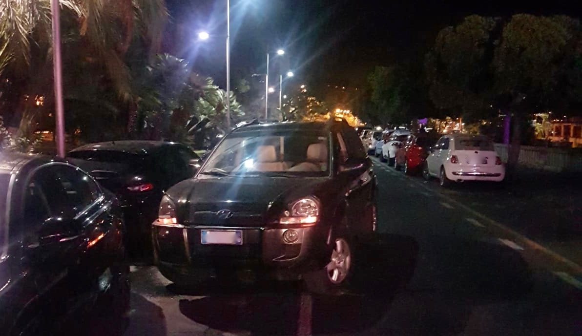 Si schianta contro auto in sosta, abbandona la macchina e fugge a piedi