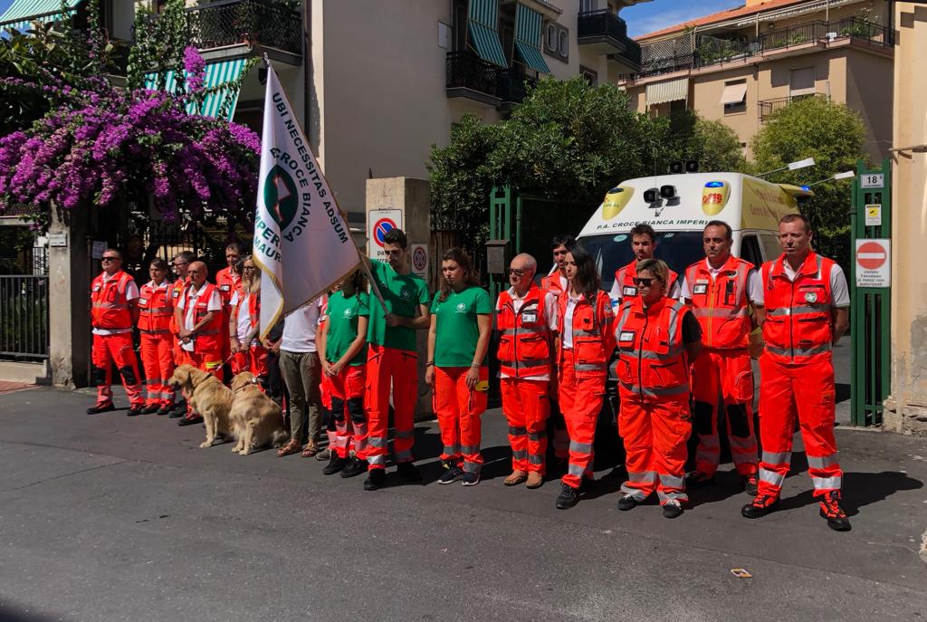La Croce Bianca di Imperia con il cane Zoe ricorda le vittime del Ponte Morandi