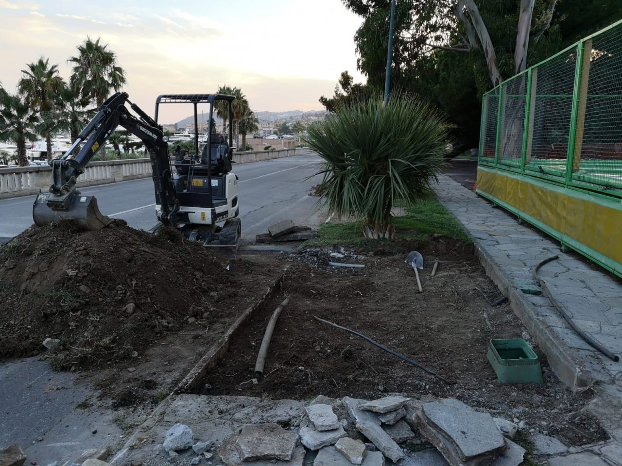 Per la nuova scuola Pascoli Sanremo costretta a sacrificare piante e aiuole storiche lungo la ciclabile