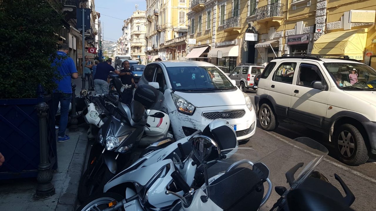 Perde il controllo dell’auto e travolge dieci moto