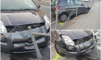 Auto si schianta contro il marciapiede. Donna in ospedale