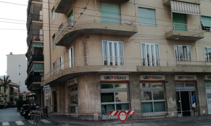 Cadono calcinacci da un palazzo in centro ad Arma