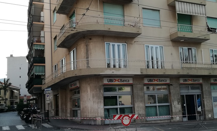 Cadono calcinacci da un palazzo in centro ad Arma