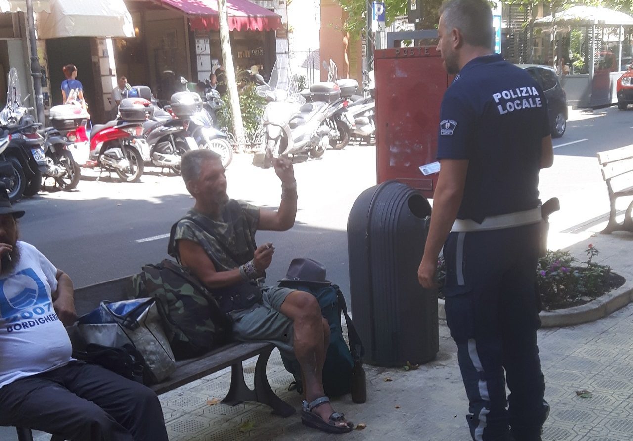 Boom di clochard a Sanremo. La difesa: “Pochi strumenti, ma 27 allontanati negli ultimi tempi”