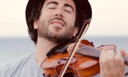 Il violinista Davide Laura si esibisce al mercato annonario di Sanremo