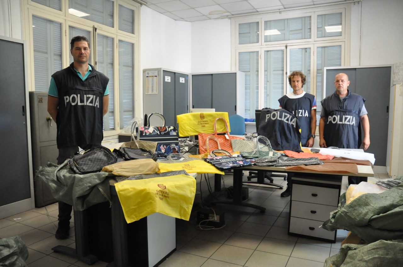 Maxi sequestro di 303 false griffe di borse in un magazzino a Sanremo