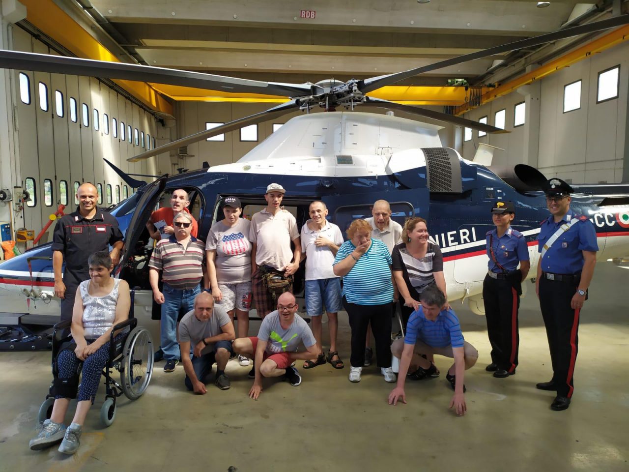 I ragazzi della Giovanna D’Arco in visita al Nucleo Elicotteri Carabinieri