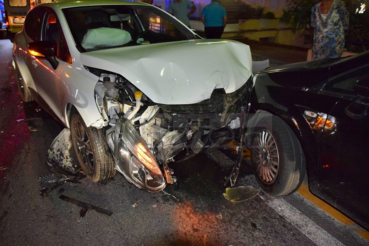 Drammatico schianto frontale sull’Aurelia a Bordighera: 2 feriti