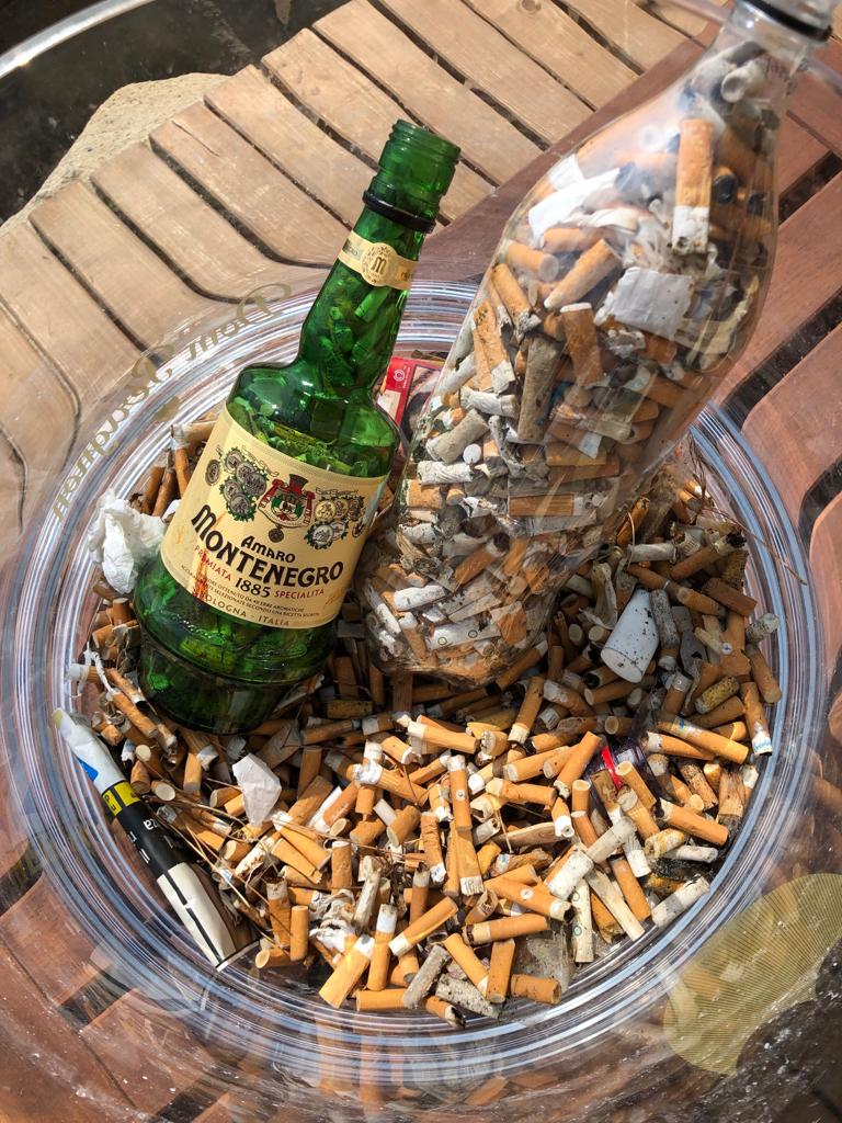 Un “bottino” di mozziconi di sigarette raccolto ieri a Bordighera