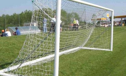 Crolla la porta del campo di calcio ferito ragazzino di 13 anni