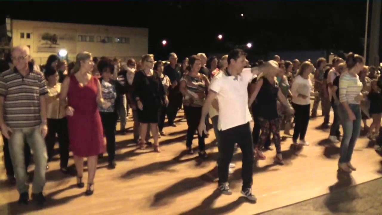 Bambini mandati via dalla pista da ballo durante la sagra