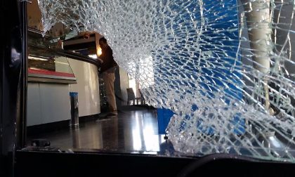 Distrugge vetrata di un bar, abbatte scooter e poi ruba in uno stabilimento balneare. Arrestato