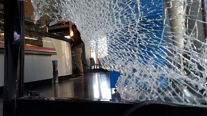 Distrugge vetrata di un bar, abbatte scooter e poi ruba in uno stabilimento balneare. Arrestato