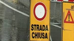 Massi sulla carreggiata, chiusa strada San Pietro
