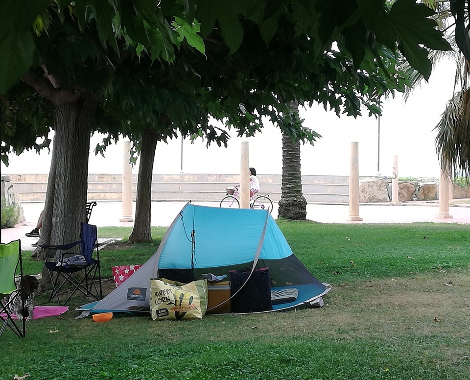 Aiuola diventa un campeggio alla Rabina di Imperia – Il caso scatena la rete