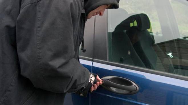 Bordighera: scassinano il fuoristrada per rubare neanche 2 euro