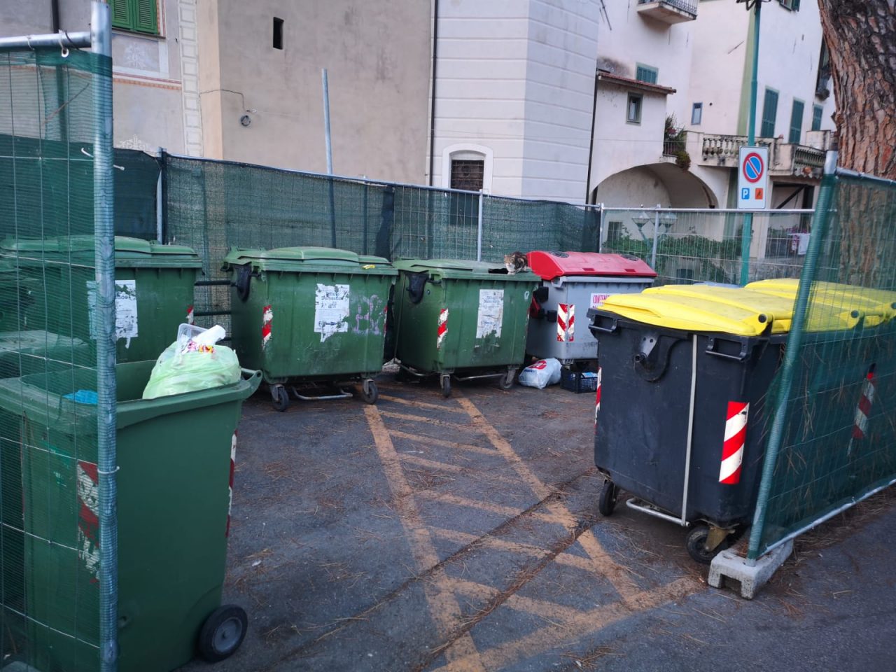 Cassonetti maleodoranti davanti alle elementari di Dolceacqua