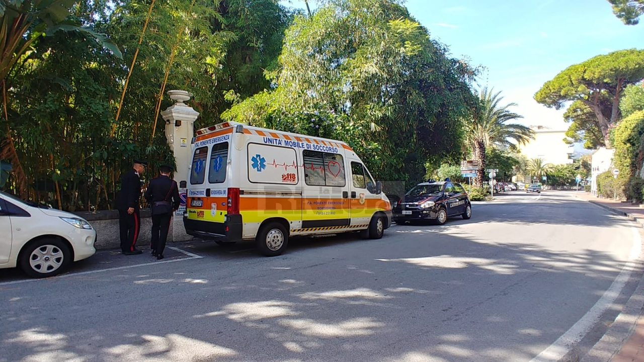 Giardiniere trovato morto nell’aiuola di una villa a Bordighera