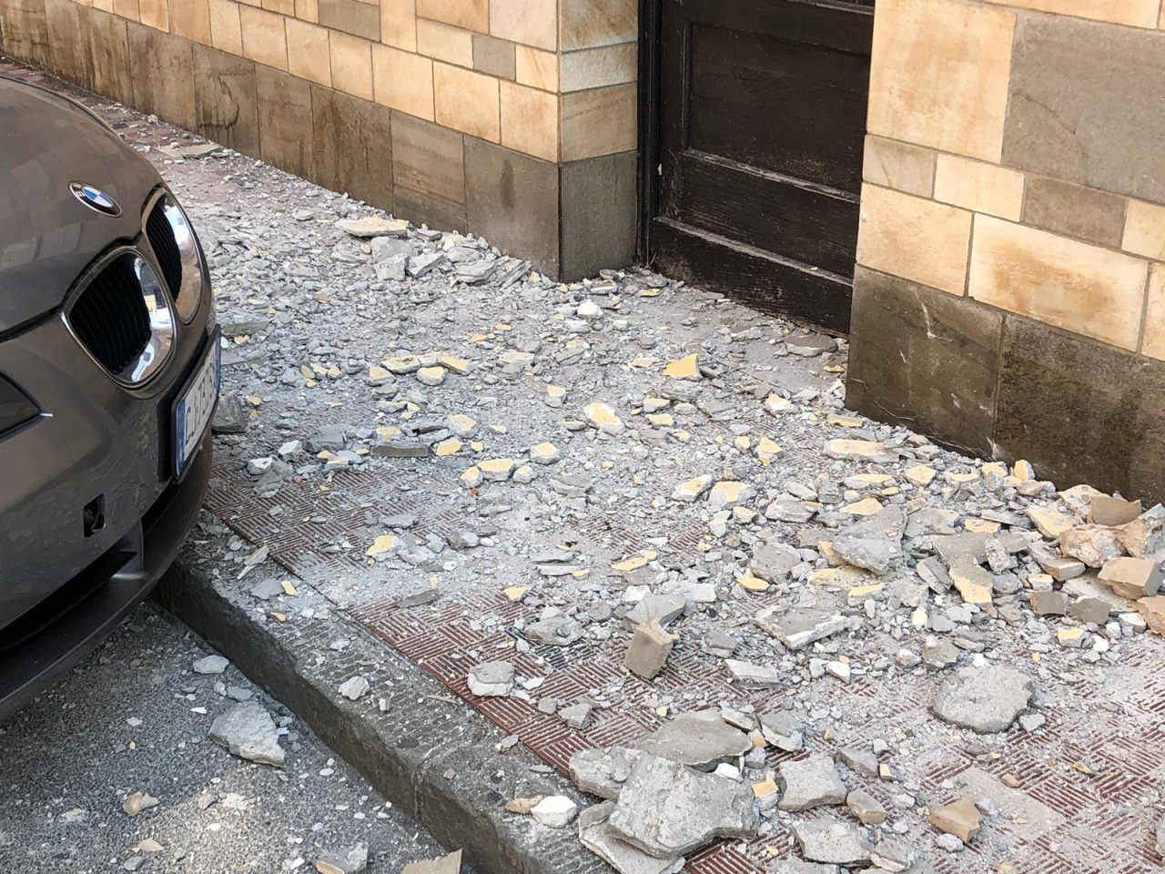 Crollati calcinacci dal balcone in via Alfieri